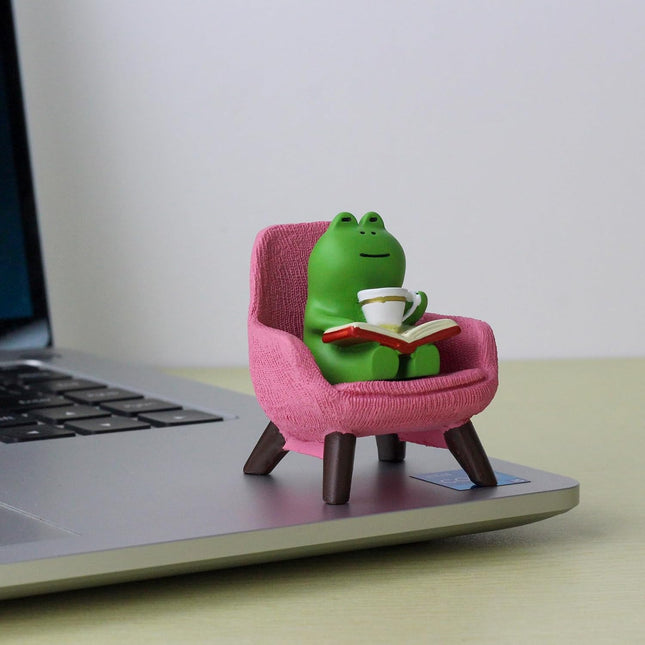 Miniature Frog Figurine – Cute Desk & Shelf Decoration, Pink Sofa Frog Gift